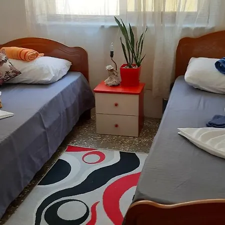 Bruna's * Τίρανα